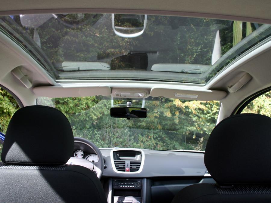 Интерьер Peugeot 207 Urban Move 2009 года  (фото 3 из 3)